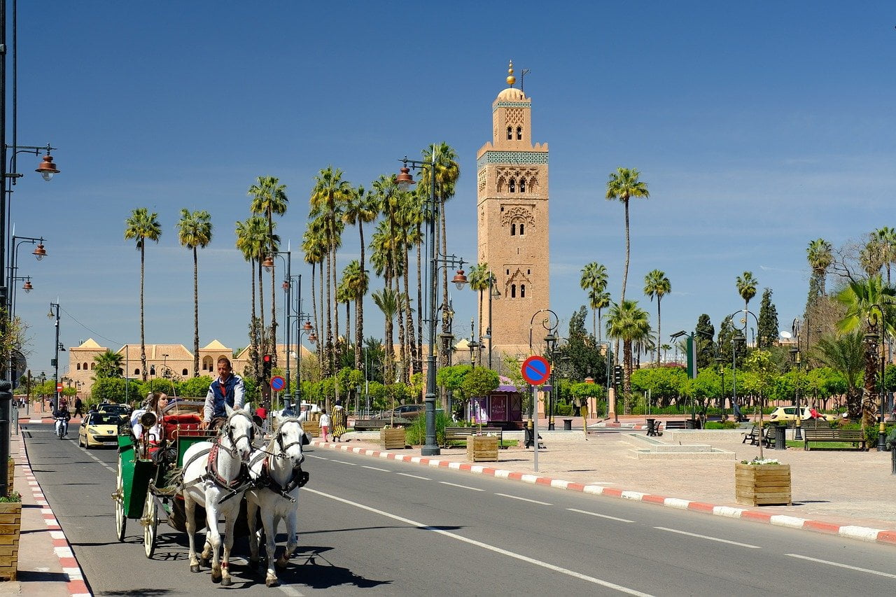 location voiture Marrakech devant la médina