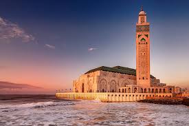 Location voiture Casablanca avec Mybel Car – voiture stationnée devant la Mosquée Hassan II