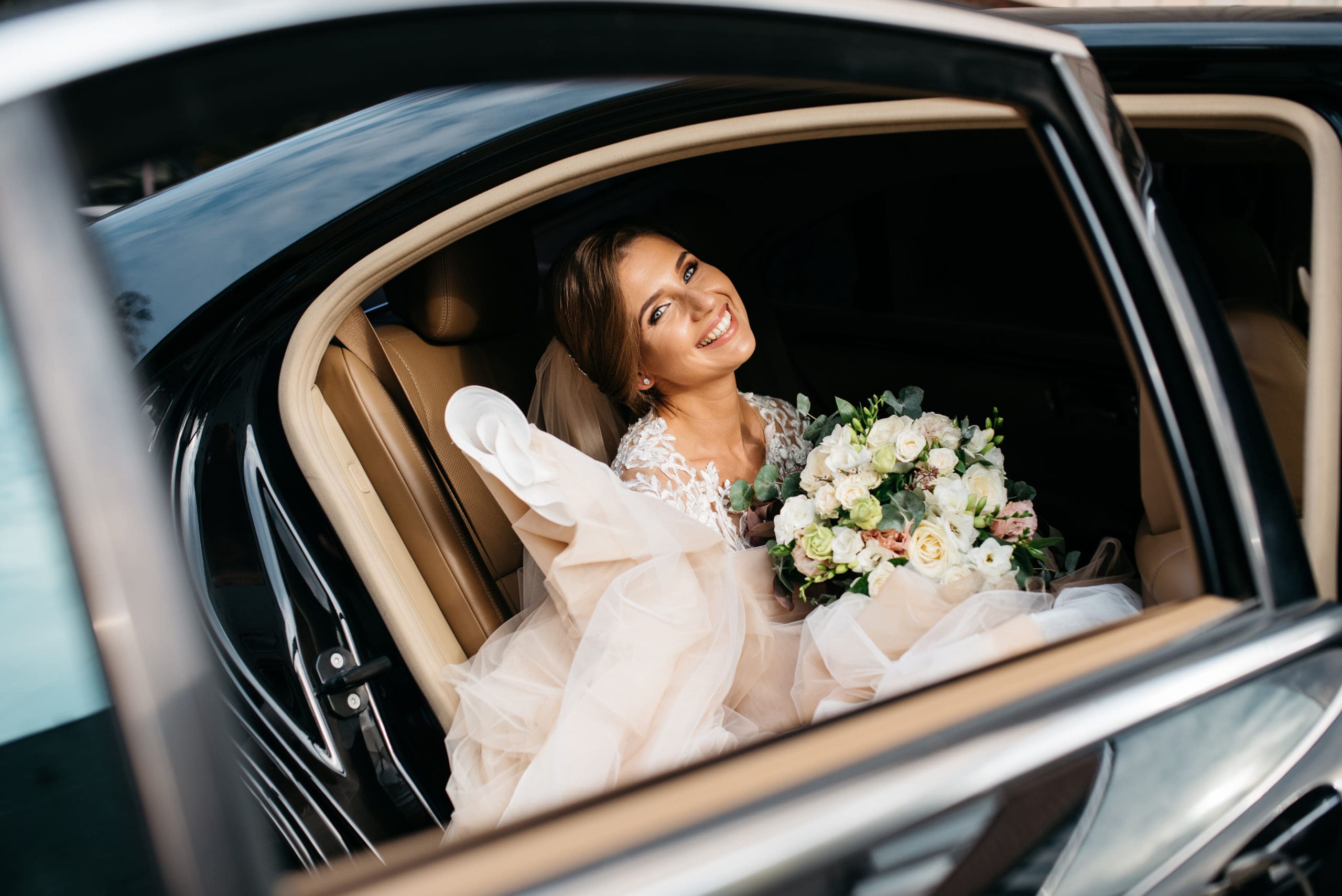 Location voiture mariage Fès – Voiture décorée avec rubans et fleurs à Fès pour cérémonie 