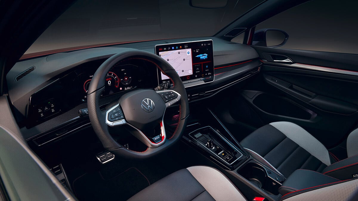 ntérieur moderne de la Volkswagen Golf 8 à louer au Maroc avec finition premium