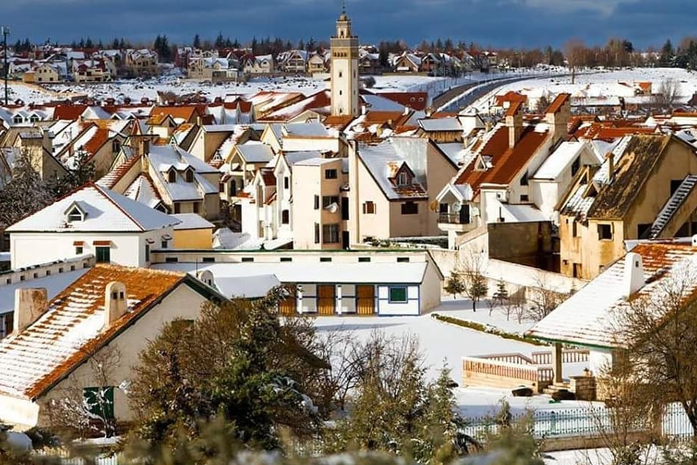 Vue panoramique d'Ifrane avec voiture de location