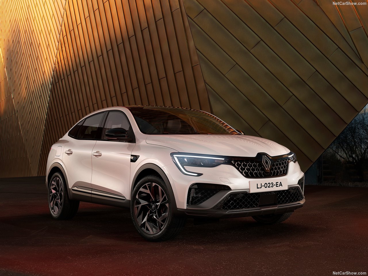Renault Arkana garée devant un riad à Fès