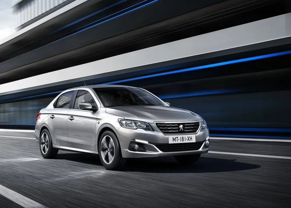 Peugeot 301 blanche stationnée à Fès